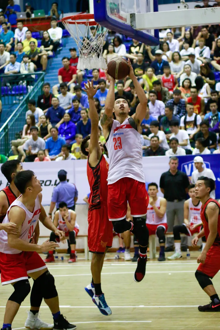 ĐT bóng rổ Việt Nam thi đấu giao hữu với Saigon Heat, chuẩn bị cho SEA Games 29 - Ảnh 3. ĐT bóng rổ Việt Nam thi đấu giao hữu với Saigon Heat, chuẩn bị cho SEA Games 29 - Ảnh 3.