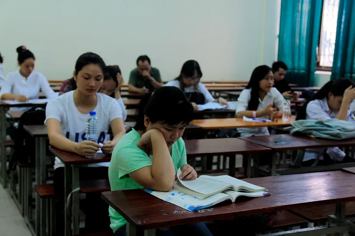 Kỳ thi THPT Quốc gia 2017: Thí sinh có mặt tại điểm thi từ sáng sớm, sẵn sàng vượt vũ môn - Ảnh 4. Kỳ thi THPT Quốc gia 2017: Thí sinh có mặt tại điểm thi từ sáng sớm, sẵn sàng vượt vũ môn - Ảnh 4.