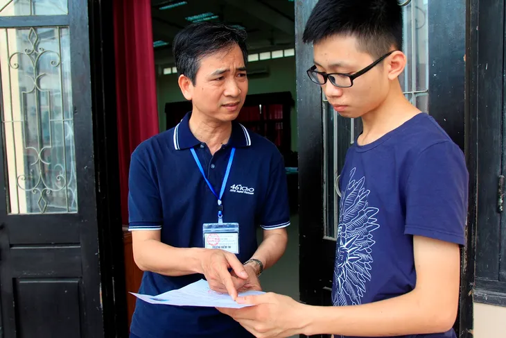 Kỳ thi THPT Quốc gia 2017: Thí sinh có mặt tại điểm thi từ sáng sớm, sẵn sàng vượt vũ môn - Ảnh 6. Kỳ thi THPT Quốc gia 2017: Thí sinh có mặt tại điểm thi từ sáng sớm, sẵn sàng vượt vũ môn - Ảnh 6.