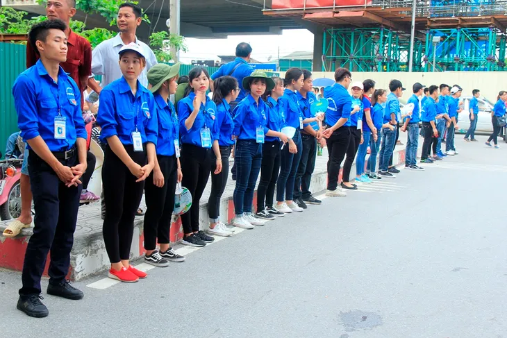 Kỳ thi THPT Quốc gia 2017: Thí sinh có mặt tại điểm thi từ sáng sớm, sẵn sàng vượt vũ môn - Ảnh 2. Kỳ thi THPT Quốc gia 2017: Thí sinh có mặt tại điểm thi từ sáng sớm, sẵn sàng vượt vũ môn - Ảnh 2.