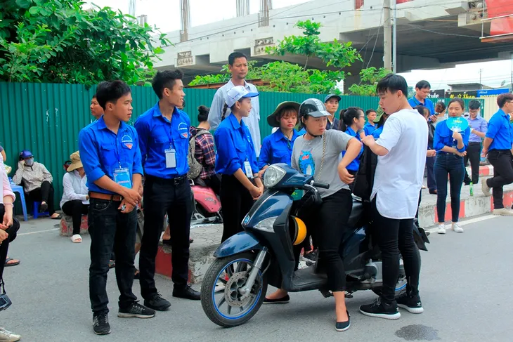 Kỳ thi THPT Quốc gia 2017: Thí sinh có mặt tại điểm thi từ sáng sớm, sẵn sàng vượt vũ môn - Ảnh 7. Kỳ thi THPT Quốc gia 2017: Thí sinh có mặt tại điểm thi từ sáng sớm, sẵn sàng vượt vũ môn - Ảnh 7.