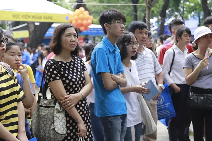 Sĩ tử, phụ huynh băn khoăn với nguyện vọng đã chọn, hồi hộp chờ điểm chuẩn - Ảnh 5.