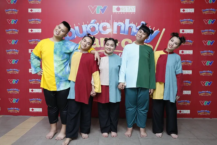 Hồng Vân - Việt Hương tranh nhau con rể tương lai - Ảnh 1. Hồng Vân - Việt Hương tranh nhau con rể tương lai - Ảnh 1.