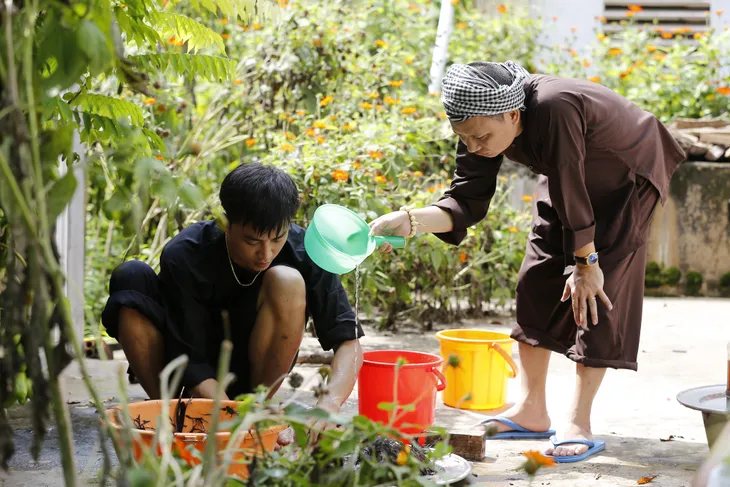 Bố ơi! Mình đi đâu thế?: Bố con Hồng Phúc làm phú hộ, tất cả còn lại đều thành... sen - Ảnh 4. Bố ơi! Mình đi đâu thế?: Bố con Hồng Phúc làm phú hộ, tất cả còn lại đều thành... sen - Ảnh 4.