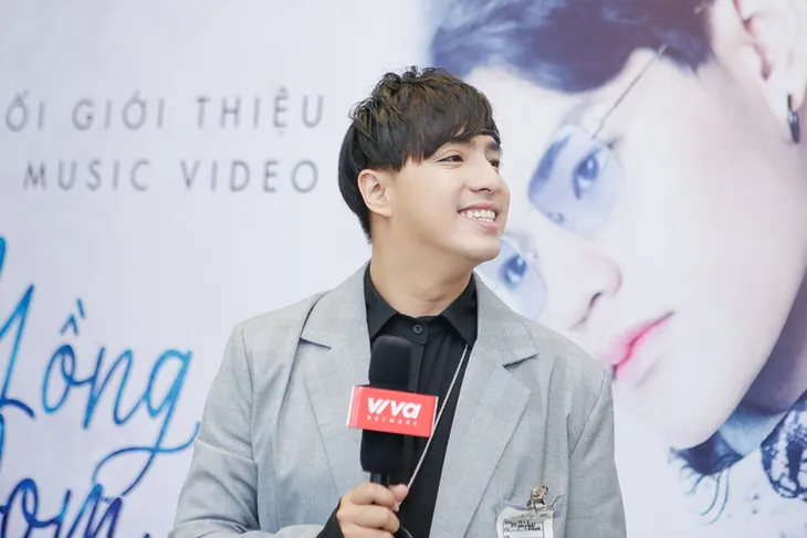Hoàng Yến Chibi rạng rỡ đến chúc mừng Tino ra mắt MV Đèn lồng đom đóm - Ảnh 4. Hoàng Yến Chibi rạng rỡ đến chúc mừng Tino ra mắt MV Đèn lồng đom đóm - Ảnh 4.