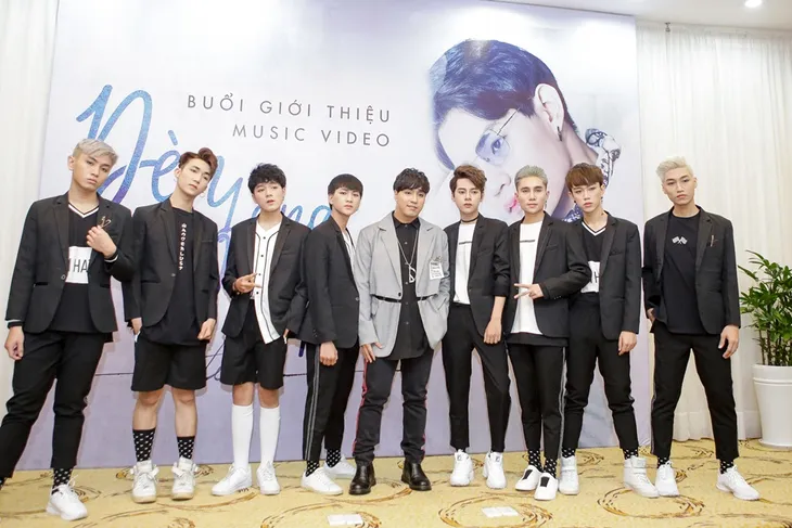 Hoàng Yến Chibi rạng rỡ đến chúc mừng Tino ra mắt MV Đèn lồng đom đóm - Ảnh 5. Hoàng Yến Chibi rạng rỡ đến chúc mừng Tino ra mắt MV Đèn lồng đom đóm - Ảnh 5.