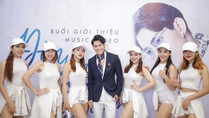 Hoàng Yến Chibi rạng rỡ đến chúc mừng Tino ra mắt MV Đèn lồng đom đóm - Ảnh 3. Hoàng Yến Chibi rạng rỡ đến chúc mừng Tino ra mắt MV Đèn lồng đom đóm - Ảnh 3.