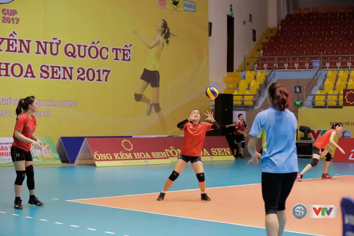 VTV Cup Tôn Hoa Sen 2017: ĐT bóng chuyền nữ Việt Nam tập buổi đầu tiên tại Hải Dương - Ảnh 7. VTV Cup Tôn Hoa Sen 2017: ĐT bóng chuyền nữ Việt Nam tập buổi đầu tiên tại Hải Dương - Ảnh 7.
