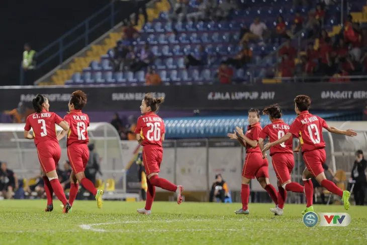 ẢNH: ĐT nữ Việt Nam rạng ngời hạnh phúc với tấm HCV SEA Games 29 - Ảnh 1. ẢNH: ĐT nữ Việt Nam rạng ngời hạnh phúc với tấm HCV SEA Games 29 - Ảnh 1.