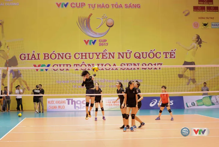VTV Cup Tôn Hoa Sen 2017: ĐT trẻ Việt Nam tích cực tập luyện, sẵn sàng cho trận đấu ra quân - Ảnh 4. VTV Cup Tôn Hoa Sen 2017: ĐT trẻ Việt Nam tích cực tập luyện, sẵn sàng cho trận đấu ra quân - Ảnh 4.