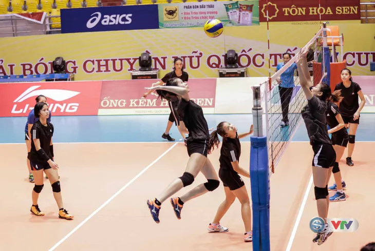 VTV Cup Tôn Hoa Sen 2017: ĐT trẻ Việt Nam tích cực tập luyện, sẵn sàng cho trận đấu ra quân - Ảnh 1. VTV Cup Tôn Hoa Sen 2017: ĐT trẻ Việt Nam tích cực tập luyện, sẵn sàng cho trận đấu ra quân - Ảnh 1.