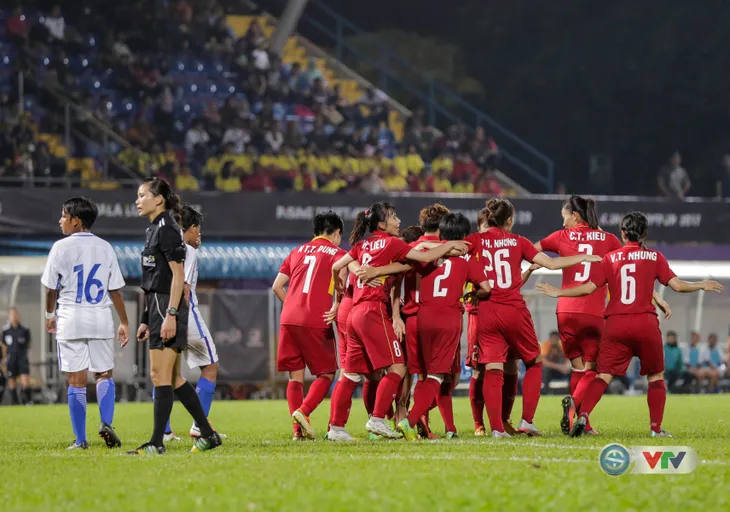 ẢNH: ĐT nữ Việt Nam rạng ngời hạnh phúc với tấm HCV SEA Games 29 - Ảnh 2. ẢNH: ĐT nữ Việt Nam rạng ngời hạnh phúc với tấm HCV SEA Games 29 - Ảnh 2.