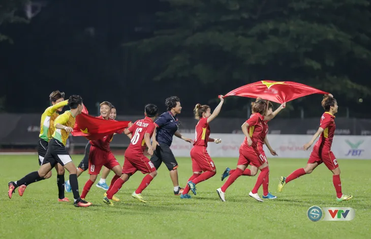 ẢNH: ĐT nữ Việt Nam rạng ngời hạnh phúc với tấm HCV SEA Games 29 - Ảnh 3. ẢNH: ĐT nữ Việt Nam rạng ngời hạnh phúc với tấm HCV SEA Games 29 - Ảnh 3.