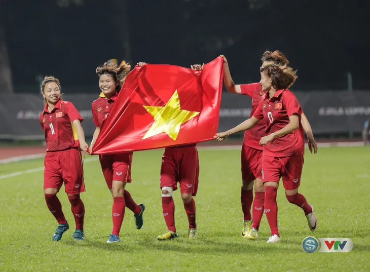 ẢNH: ĐT nữ Việt Nam rạng ngời hạnh phúc với tấm HCV SEA Games 29 - Ảnh 4. ẢNH: ĐT nữ Việt Nam rạng ngời hạnh phúc với tấm HCV SEA Games 29 - Ảnh 4.