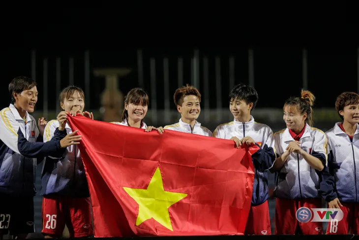 ẢNH: ĐT nữ Việt Nam rạng ngời hạnh phúc với tấm HCV SEA Games 29 - Ảnh 5. ẢNH: ĐT nữ Việt Nam rạng ngời hạnh phúc với tấm HCV SEA Games 29 - Ảnh 5.