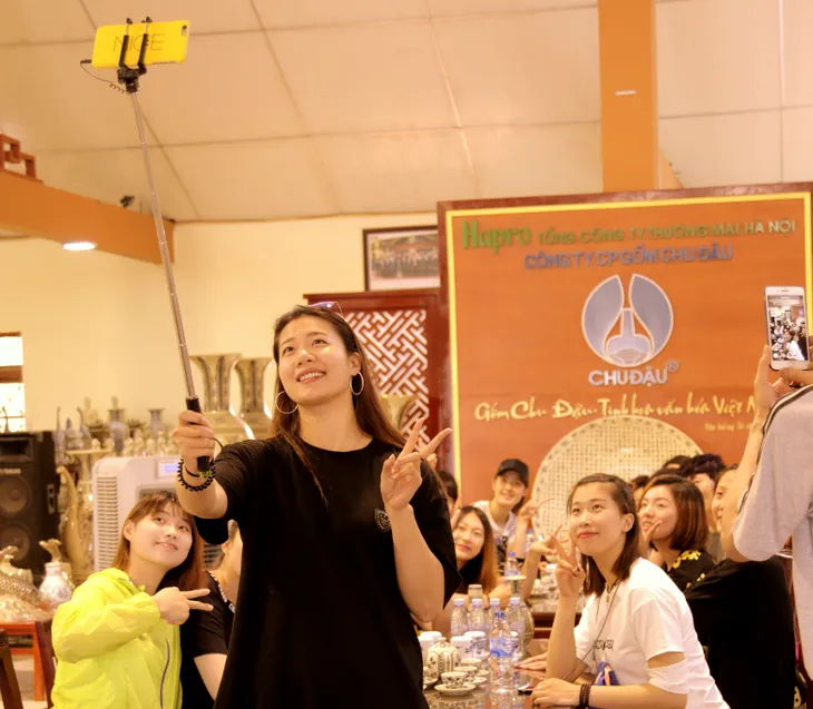 VTV Cup Tôn Hoa Sen 2017: Người đẹp bóng chuyền khoe sắc tại làng gốm Chu Đậu - Ảnh 1. VTV Cup Tôn Hoa Sen 2017: Người đẹp bóng chuyền khoe sắc tại làng gốm Chu Đậu - Ảnh 1.