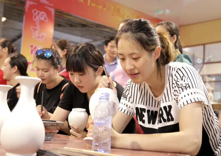 VTV Cup Tôn Hoa Sen 2017: Người đẹp bóng chuyền khoe sắc tại làng gốm Chu Đậu - Ảnh 2. VTV Cup Tôn Hoa Sen 2017: Người đẹp bóng chuyền khoe sắc tại làng gốm Chu Đậu - Ảnh 2.
