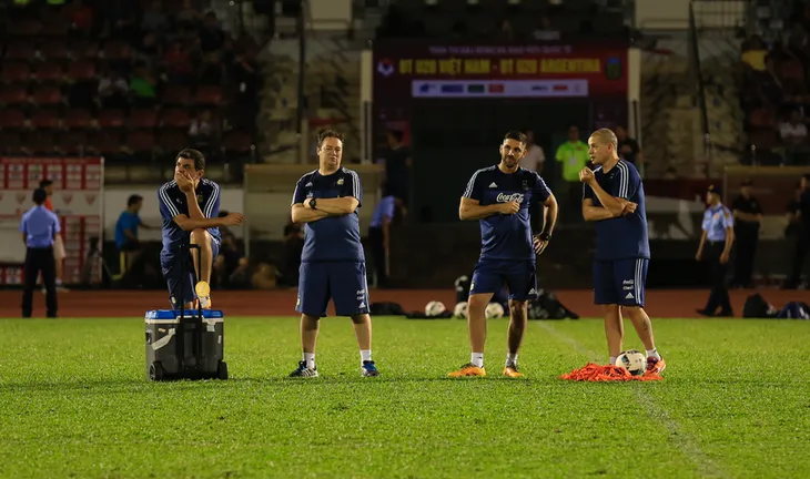 CHÙM ẢNH: ĐT U20 Argentina tập làm quen sân Thống Nhất - Ảnh 2. CHÙM ẢNH: ĐT U20 Argentina tập làm quen sân Thống Nhất - Ảnh 2.
