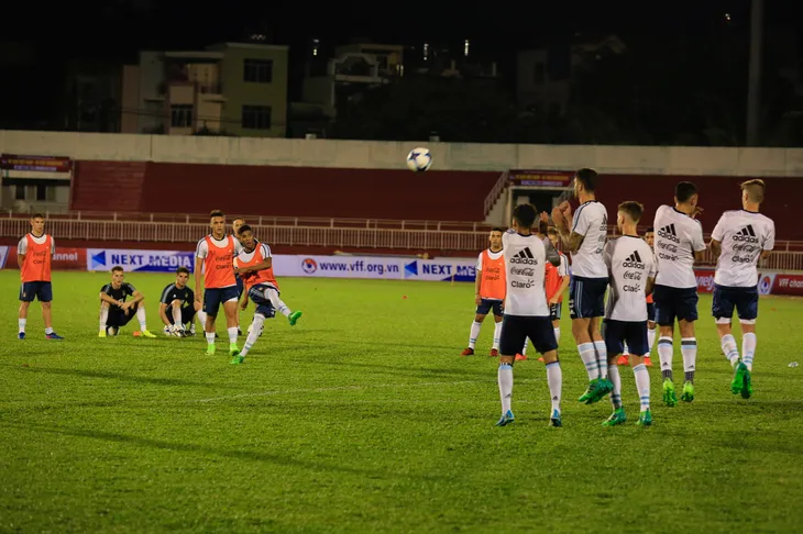 CHÙM ẢNH: ĐT U20 Argentina tập làm quen sân Thống Nhất - Ảnh 7. CHÙM ẢNH: ĐT U20 Argentina tập làm quen sân Thống Nhất - Ảnh 7.