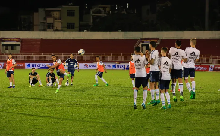 CHÙM ẢNH: ĐT U20 Argentina tập làm quen sân Thống Nhất - Ảnh 6. CHÙM ẢNH: ĐT U20 Argentina tập làm quen sân Thống Nhất - Ảnh 6.