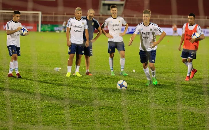 CHÙM ẢNH: ĐT U20 Argentina tập làm quen sân Thống Nhất - Ảnh 4. CHÙM ẢNH: ĐT U20 Argentina tập làm quen sân Thống Nhất - Ảnh 4.