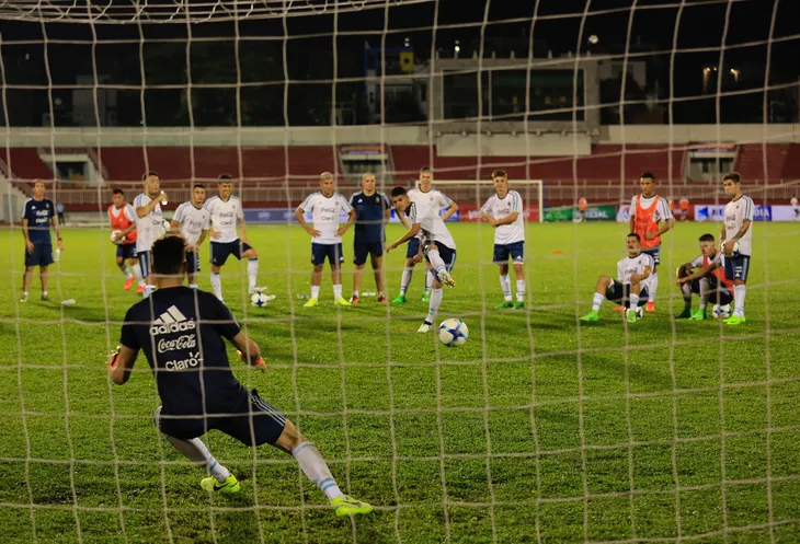 CHÙM ẢNH: ĐT U20 Argentina tập làm quen sân Thống Nhất - Ảnh 3. CHÙM ẢNH: ĐT U20 Argentina tập làm quen sân Thống Nhất - Ảnh 3.