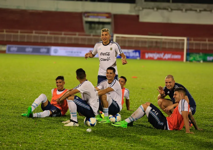 CHÙM ẢNH: ĐT U20 Argentina tập làm quen sân Thống Nhất - Ảnh 15. CHÙM ẢNH: ĐT U20 Argentina tập làm quen sân Thống Nhất - Ảnh 15.