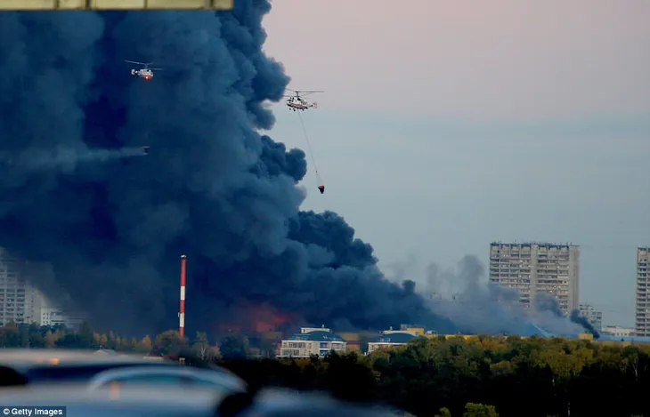 Cháy chợ vật liệu xây dựng ở Moscow, Nga - Ảnh 9. Cháy chợ vật liệu xây dựng ở Moscow, Nga - Ảnh 9.