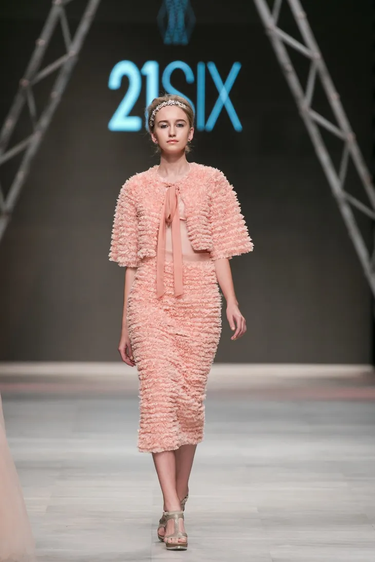 Thêm một thế giới thần tiên trên sàn catwalk Tuần lễ thời trang quốc tế Việt Nam Thu - Đông 2017 - Ảnh 6. Thêm một thế giới thần tiên trên sàn catwalk Tuần lễ thời trang quốc tế Việt Nam Thu - Đông 2017 - Ảnh 6.