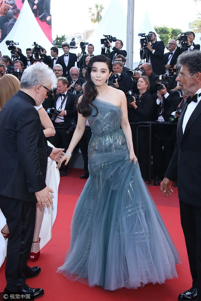 Phạm Băng Băng hút mắt với váy xuyên thấu trên thảm đỏ bế mạc Cannes 2017 - Ảnh 6. Phạm Băng Băng hút mắt với váy xuyên thấu trên thảm đỏ bế mạc Cannes 2017 - Ảnh 6.