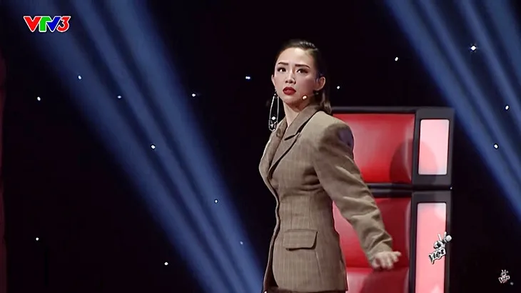 Cô gái Hàn Quốc Han Sara khiến HLV Giọng hát Việt đua nhau khoe biểu cảm lạc trôi - Ảnh 5. Cô gái Hàn Quốc Han Sara khiến HLV Giọng hát Việt đua nhau khoe biểu cảm lạc trôi - Ảnh 5.