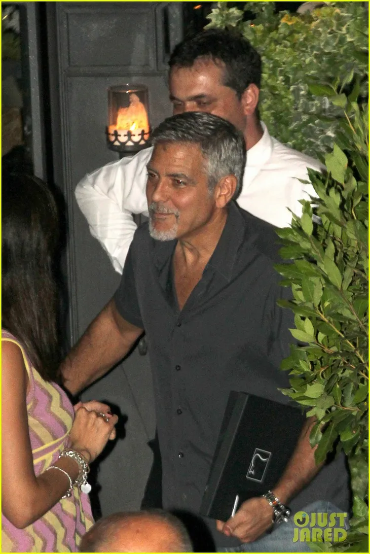 Vợ chồng George Clooney lần đầu xuất hiện bên nhau sau khi đón cặp sinh đôi - Ảnh 1. Vợ chồng George Clooney lần đầu xuất hiện bên nhau sau khi đón cặp sinh đôi - Ảnh 1.