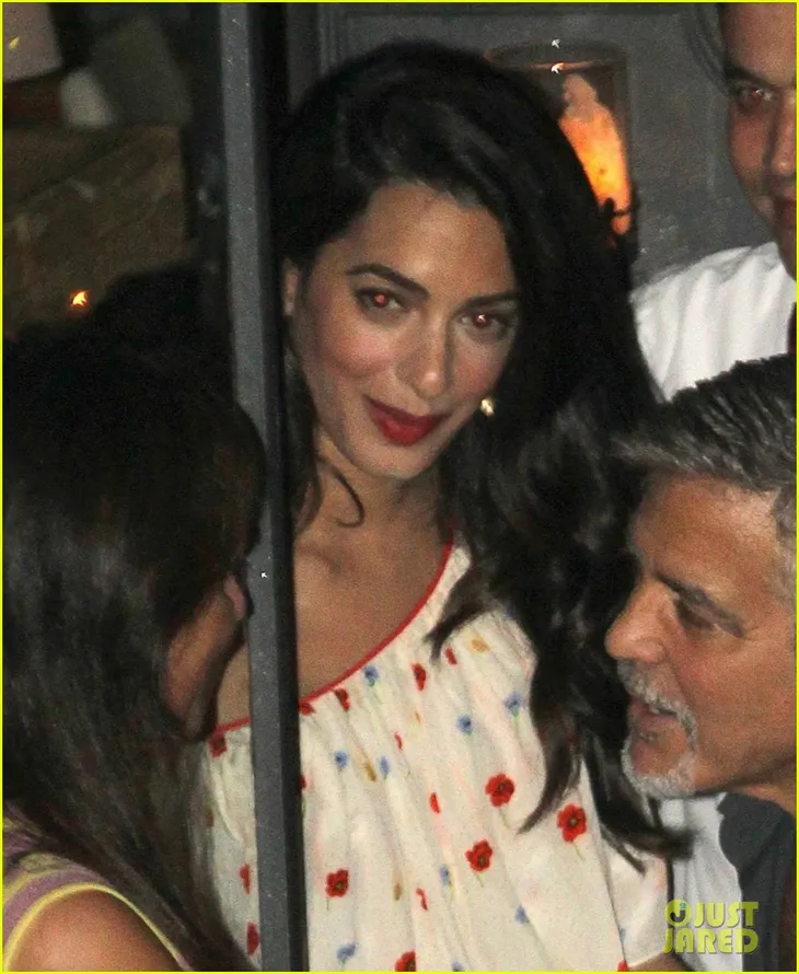 Vợ chồng George Clooney lần đầu xuất hiện bên nhau sau khi đón cặp sinh đôi - Ảnh 2. Vợ chồng George Clooney lần đầu xuất hiện bên nhau sau khi đón cặp sinh đôi - Ảnh 2.