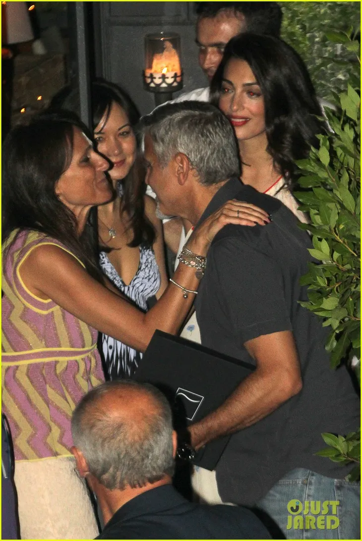 Vợ chồng George Clooney lần đầu xuất hiện bên nhau sau khi đón cặp sinh đôi - Ảnh 3. Vợ chồng George Clooney lần đầu xuất hiện bên nhau sau khi đón cặp sinh đôi - Ảnh 3.