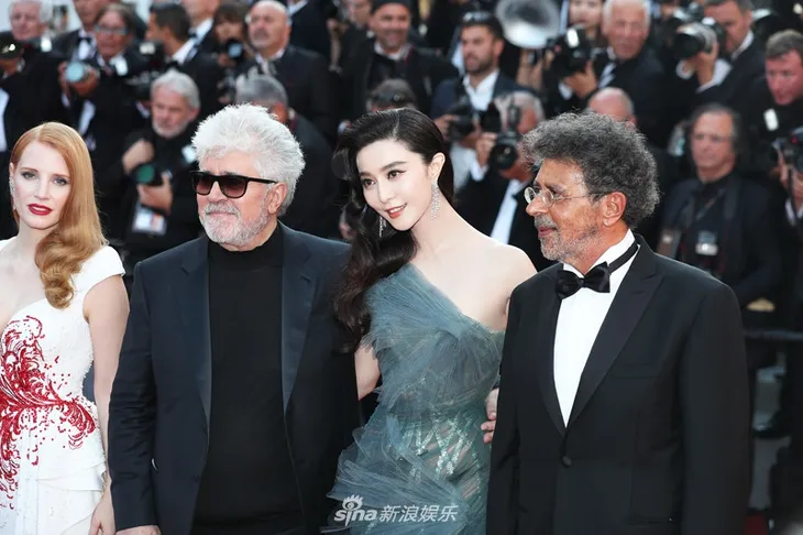 Phạm Băng Băng hút mắt với váy xuyên thấu trên thảm đỏ bế mạc Cannes 2017 - Ảnh 7. Phạm Băng Băng hút mắt với váy xuyên thấu trên thảm đỏ bế mạc Cannes 2017 - Ảnh 7.