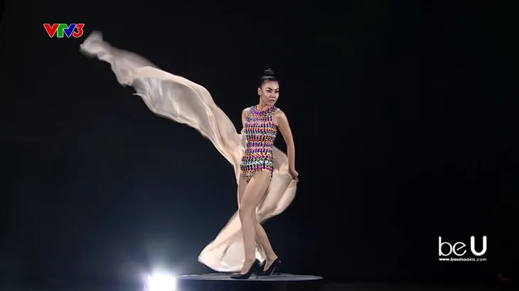 Vietnams Next Top Model 2017 - All Stars: Tạo dáng trên bàn xoay khiến thí sinh ngã sấp mặt - Ảnh 1.