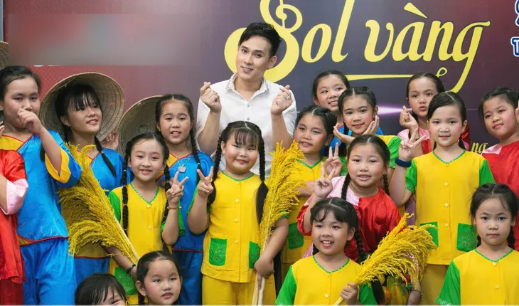 Thuyền hoa tình tứ xuất hiện trong Sol Vàng tháng 7 - Ảnh 2. Thuyền hoa tình tứ xuất hiện trong Sol Vàng tháng 7 - Ảnh 2.