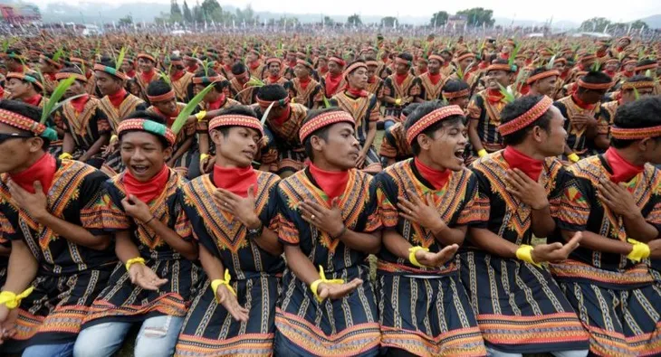 Hơn 10.000 người ở Indonesia phá vỡ kỷ lục cùng nhảy điệu truyền thống - Ảnh 3. Hơn 10.000 người ở Indonesia phá vỡ kỷ lục cùng nhảy điệu truyền thống - Ảnh 3.