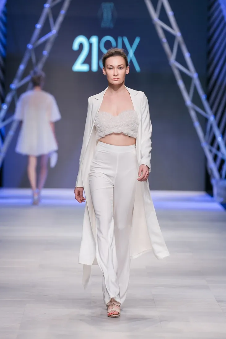 Thêm một thế giới thần tiên trên sàn catwalk Tuần lễ thời trang quốc tế Việt Nam Thu - Đông 2017 - Ảnh 7. Thêm một thế giới thần tiên trên sàn catwalk Tuần lễ thời trang quốc tế Việt Nam Thu - Đông 2017 - Ảnh 7.