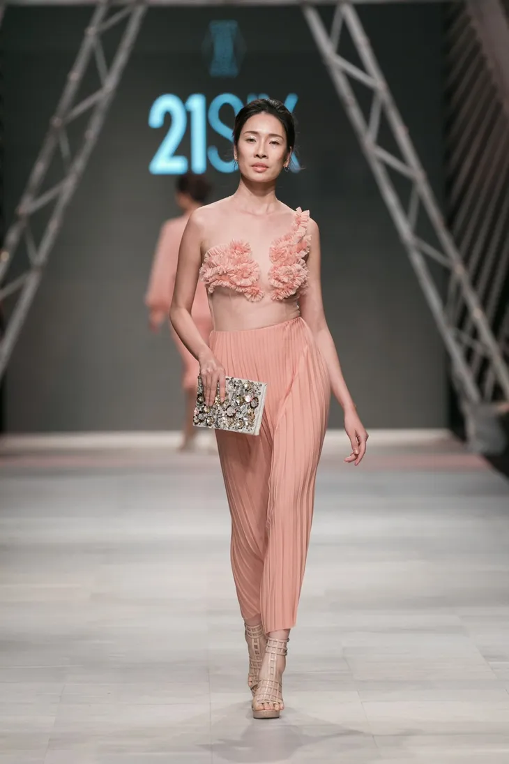 Thêm một thế giới thần tiên trên sàn catwalk Tuần lễ thời trang quốc tế Việt Nam Thu - Đông 2017 - Ảnh 8. Thêm một thế giới thần tiên trên sàn catwalk Tuần lễ thời trang quốc tế Việt Nam Thu - Đông 2017 - Ảnh 8.
