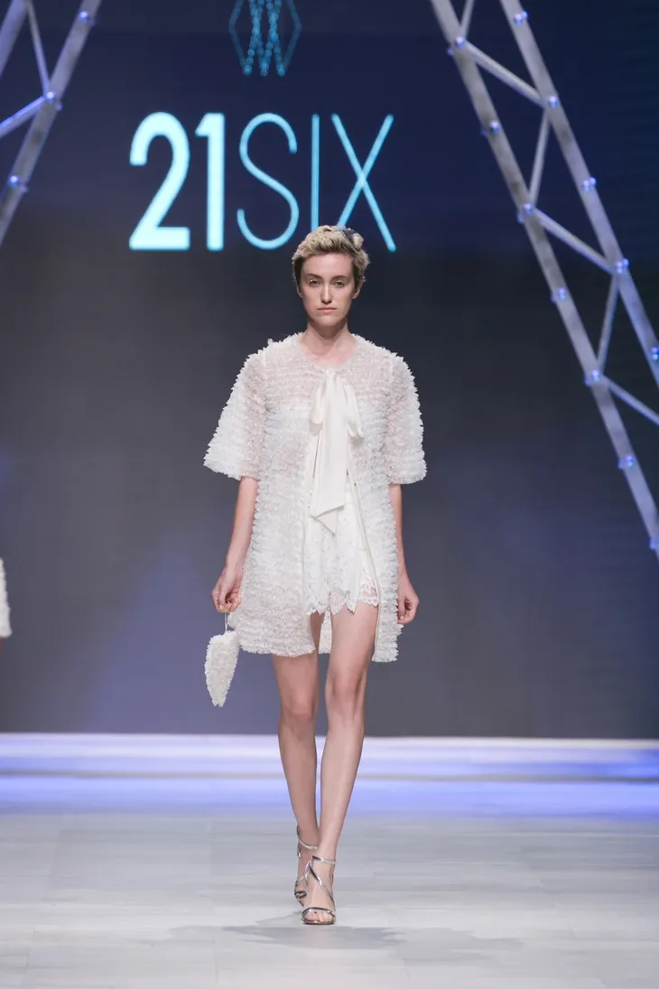 Thêm một thế giới thần tiên trên sàn catwalk Tuần lễ thời trang quốc tế Việt Nam Thu - Đông 2017 - Ảnh 9. Thêm một thế giới thần tiên trên sàn catwalk Tuần lễ thời trang quốc tế Việt Nam Thu - Đông 2017 - Ảnh 9.