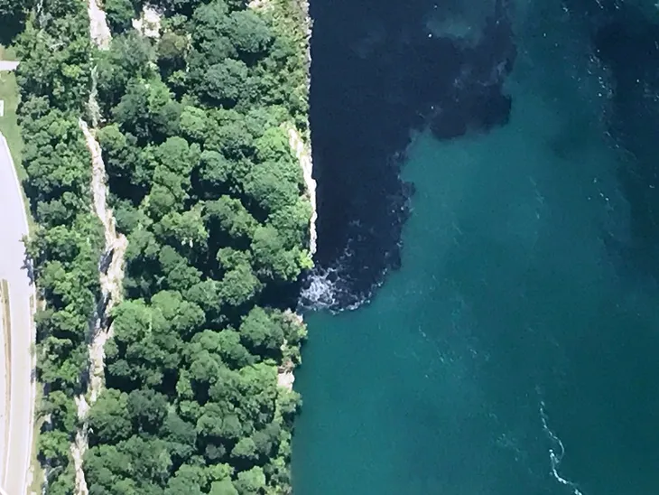 Du khách hốt hoảng khi nước dưới chân thác Niagara chuyển màu đen - Ảnh 3. Du khách hốt hoảng khi nước dưới chân thác Niagara chuyển màu đen - Ảnh 3.