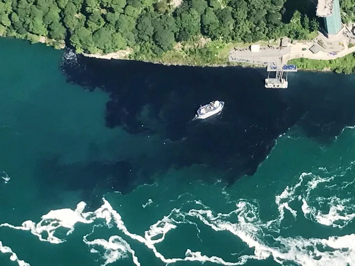 Du khách hốt hoảng khi nước dưới chân thác Niagara chuyển màu đen - Ảnh 2. Du khách hốt hoảng khi nước dưới chân thác Niagara chuyển màu đen - Ảnh 2.