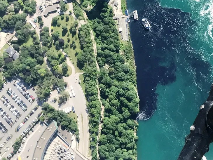 Du khách hốt hoảng khi nước dưới chân thác Niagara chuyển màu đen - Ảnh 1. Du khách hốt hoảng khi nước dưới chân thác Niagara chuyển màu đen - Ảnh 1.