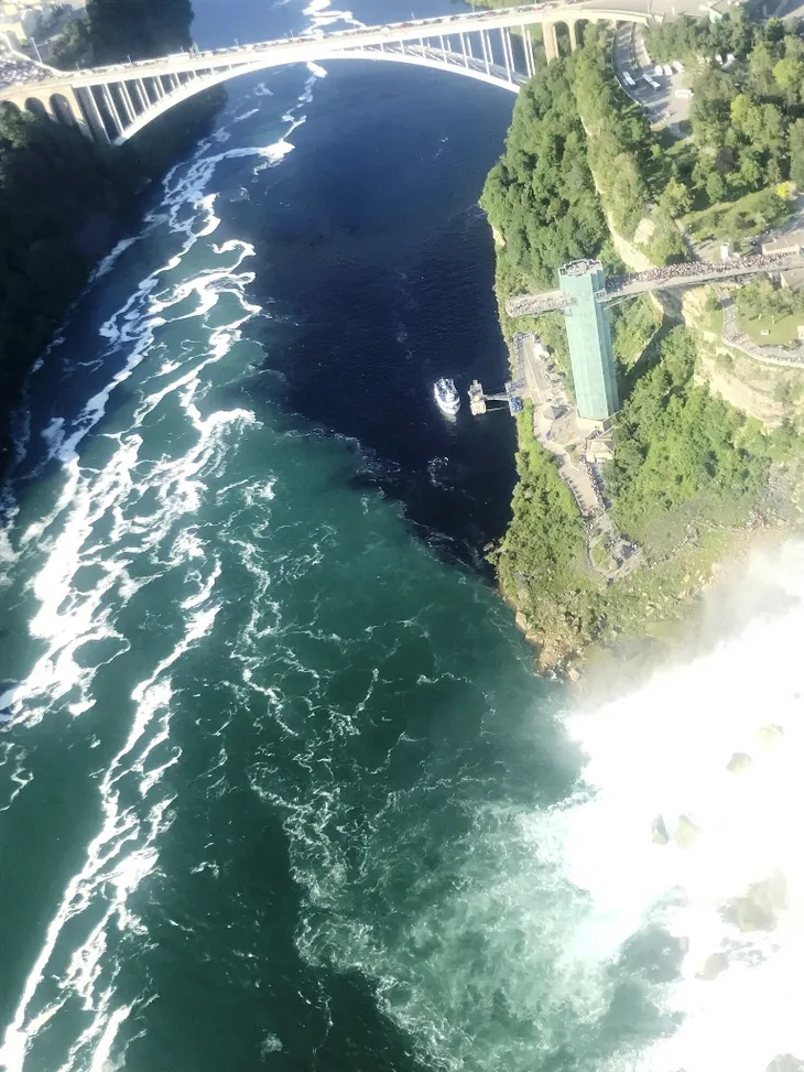 Du khách hốt hoảng khi nước dưới chân thác Niagara chuyển màu đen - Ảnh 4. Du khách hốt hoảng khi nước dưới chân thác Niagara chuyển màu đen - Ảnh 4.