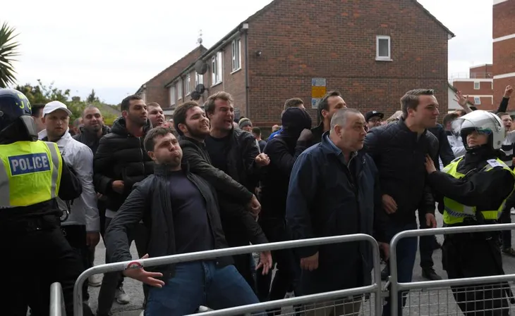 CĐV Tottenham, Arsenal dùng ghế tặng nhau ngay trước thềm derby - Ảnh 6. CĐV Tottenham, Arsenal dùng ghế tặng nhau ngay trước thềm derby - Ảnh 6.