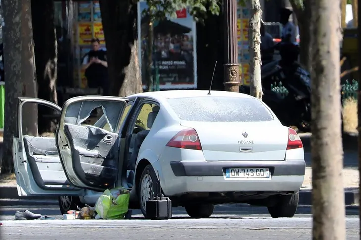 Pháp: Xe đâm vào cảnh sát ở đại lộ Champs Elysees - Ảnh 3. Pháp: Xe đâm vào cảnh sát ở đại lộ Champs Elysees - Ảnh 3.