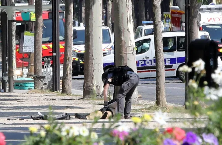 Pháp: Xe đâm vào cảnh sát ở đại lộ Champs Elysees - Ảnh 4. Pháp: Xe đâm vào cảnh sát ở đại lộ Champs Elysees - Ảnh 4.