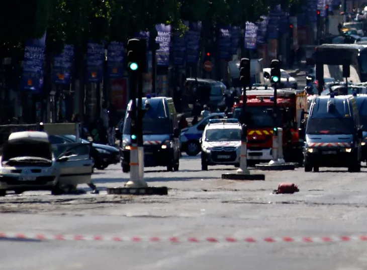 Pháp: Xe đâm vào cảnh sát ở đại lộ Champs Elysees - Ảnh 2. Pháp: Xe đâm vào cảnh sát ở đại lộ Champs Elysees - Ảnh 2.