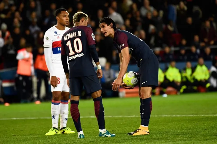 Hậu scandal với Cavani, Neymar xuất hiện cực bảnh trong đêm tại London - Ảnh 2. Hậu scandal với Cavani, Neymar xuất hiện cực bảnh trong đêm tại London - Ảnh 2.
